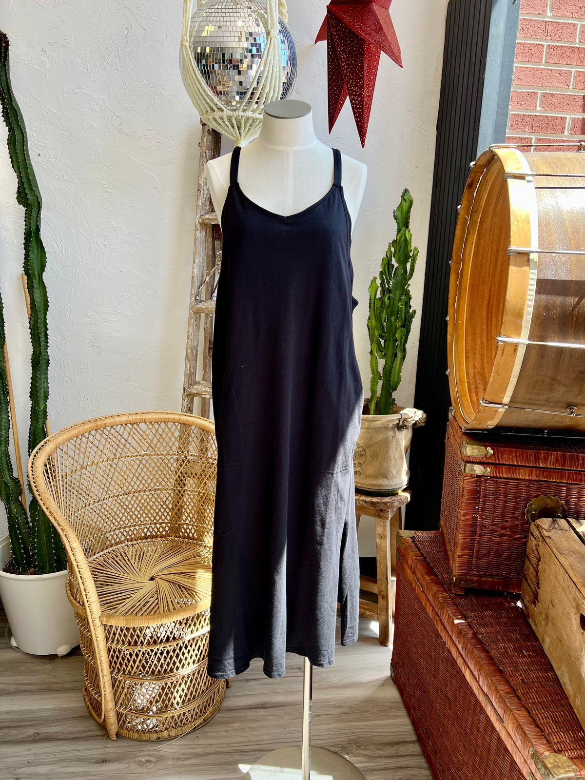 *Sleeveless Midi Dress in Black