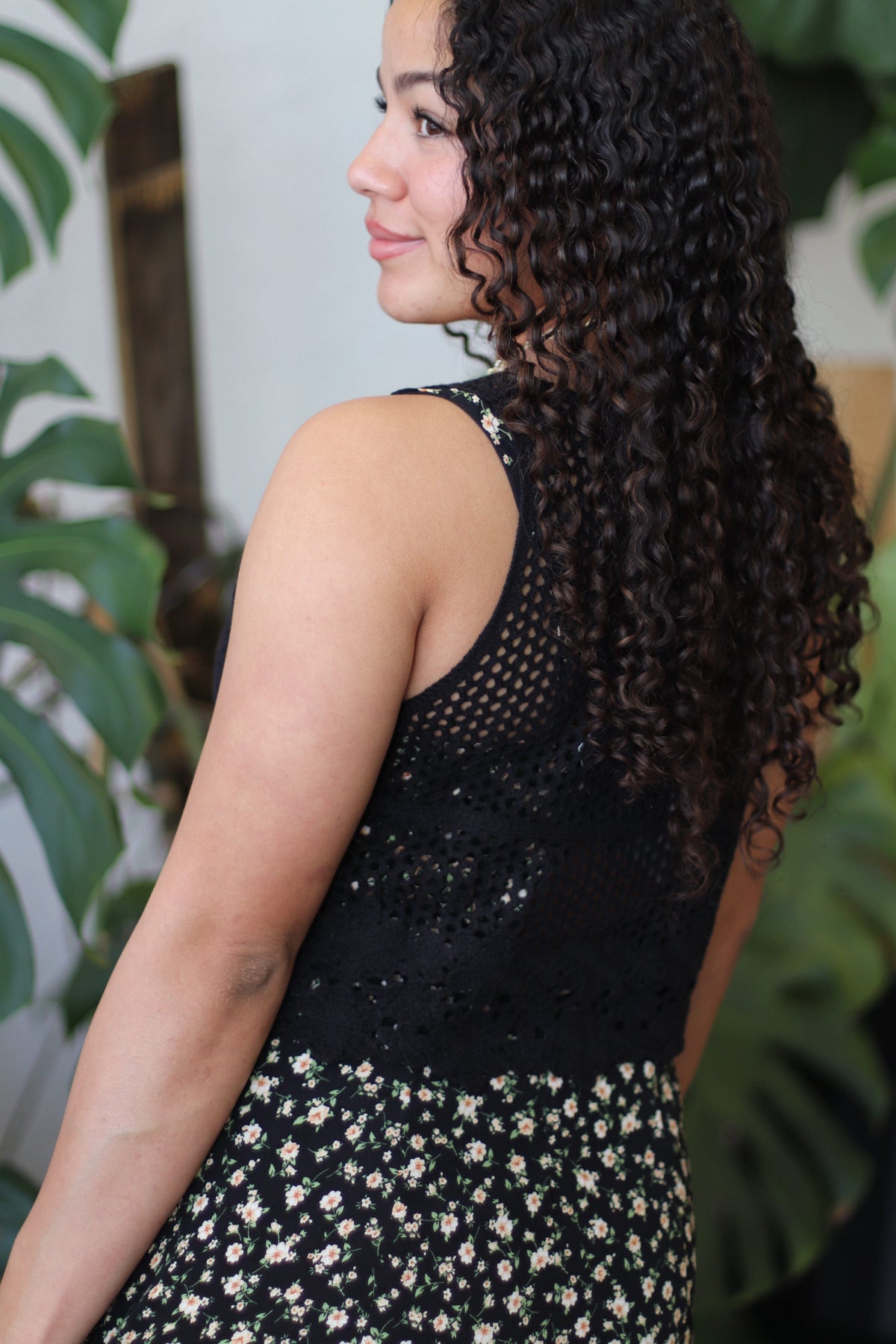 Floral Hem Detail Crochet Knit Vest Black