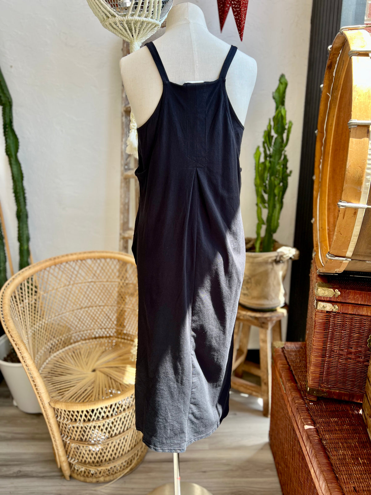*Sleeveless Midi Dress in Black